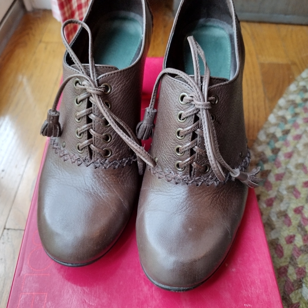 Aerosoles Brown Leather Heeled Oxford - Size 7.5